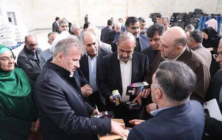 بازدید اعضای کمیسیون کشاورزی مجلس از گلخانه و مجمو...